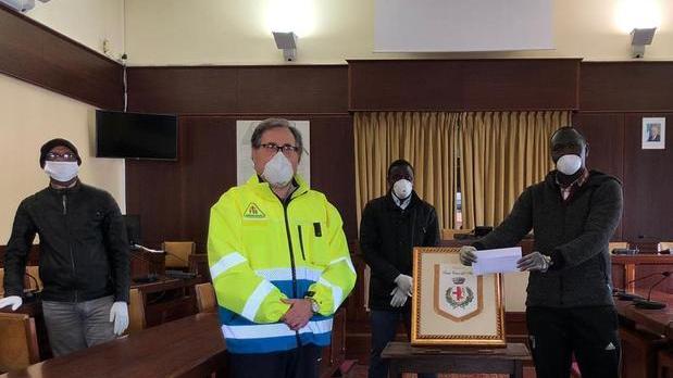 «Santa Croce è il nostro paese Ecco mille euro»