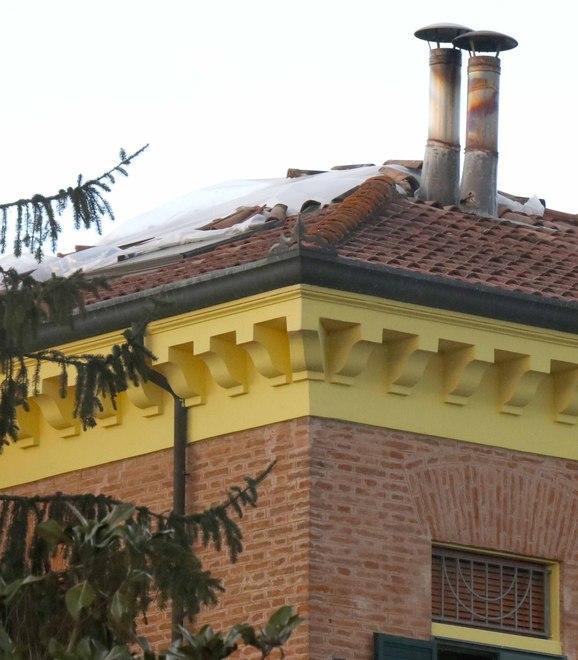 Incendio danneggia il tetto di una casa