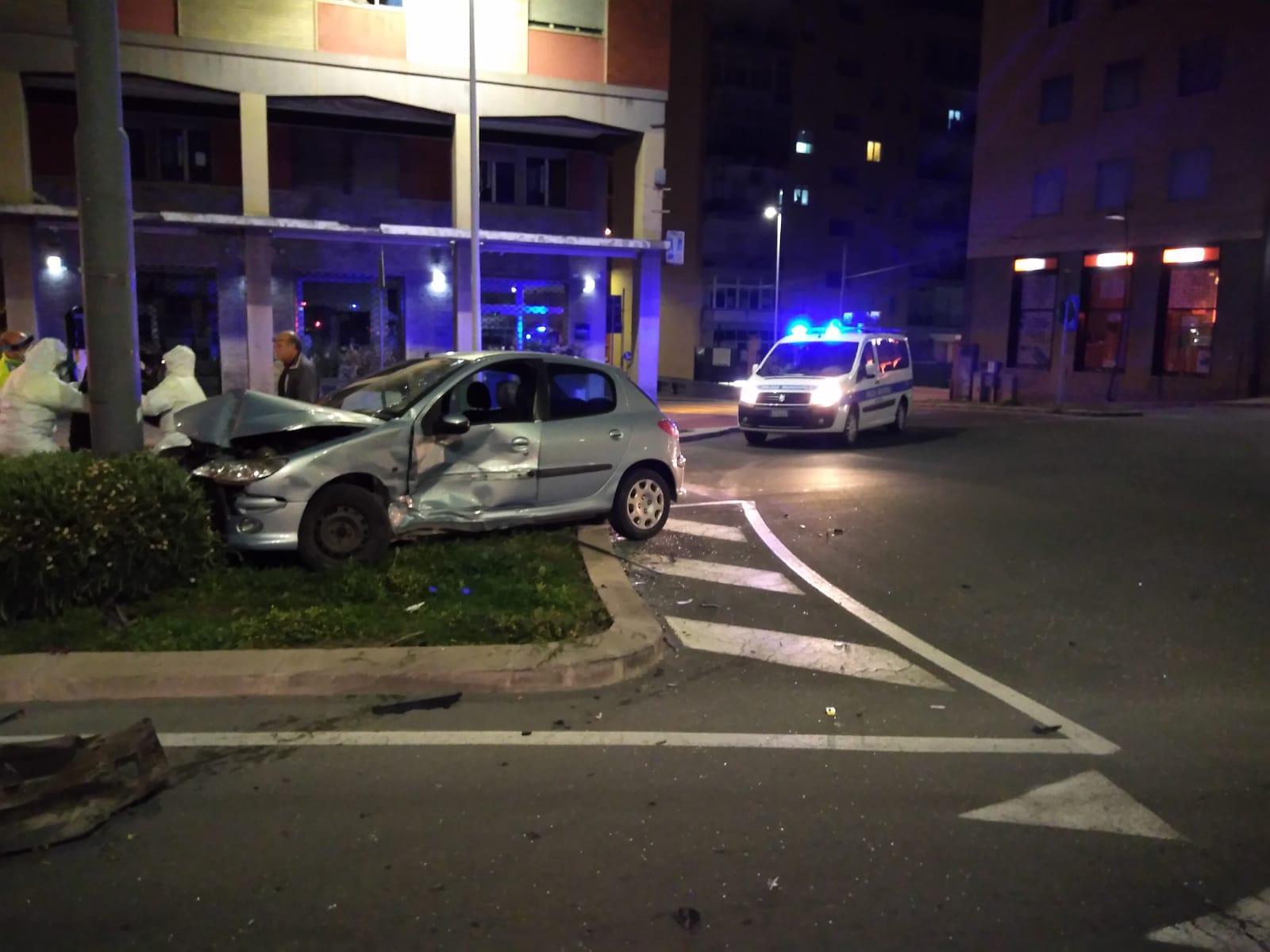 Cagliari, schianto tra auto nella città deserta: due feriti 