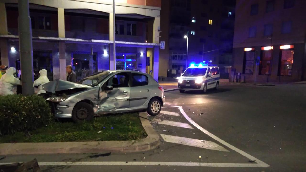 Cagliari, schianto tra auto nella città deserta: due feriti 