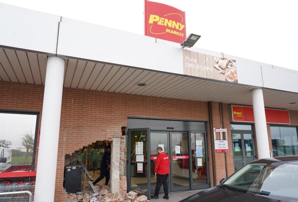 I danni causati dai ladri al supermercato