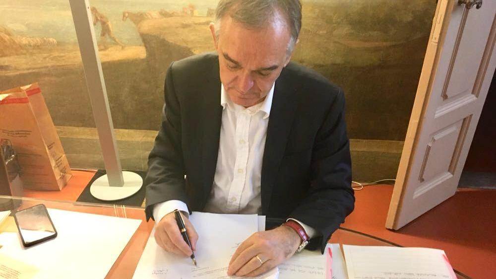 Il presidente Rossi firma l'ordinanza
