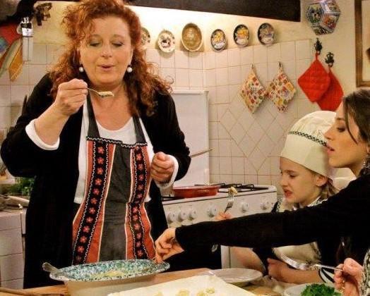 Dalla cravatta ai fornelli (ma in chat), cucinare è l’antidepressivo collettivo 
