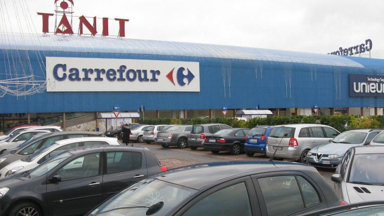 Coronavirus, Carrefour blocca i prezzi di 500 articoli e a Sassari e Cagliari offre servizi agli over 60