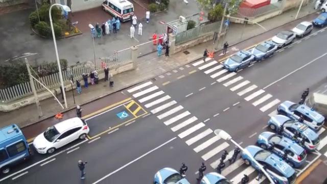 Le pattuglie davanti all'ospedale Santissima Trinità