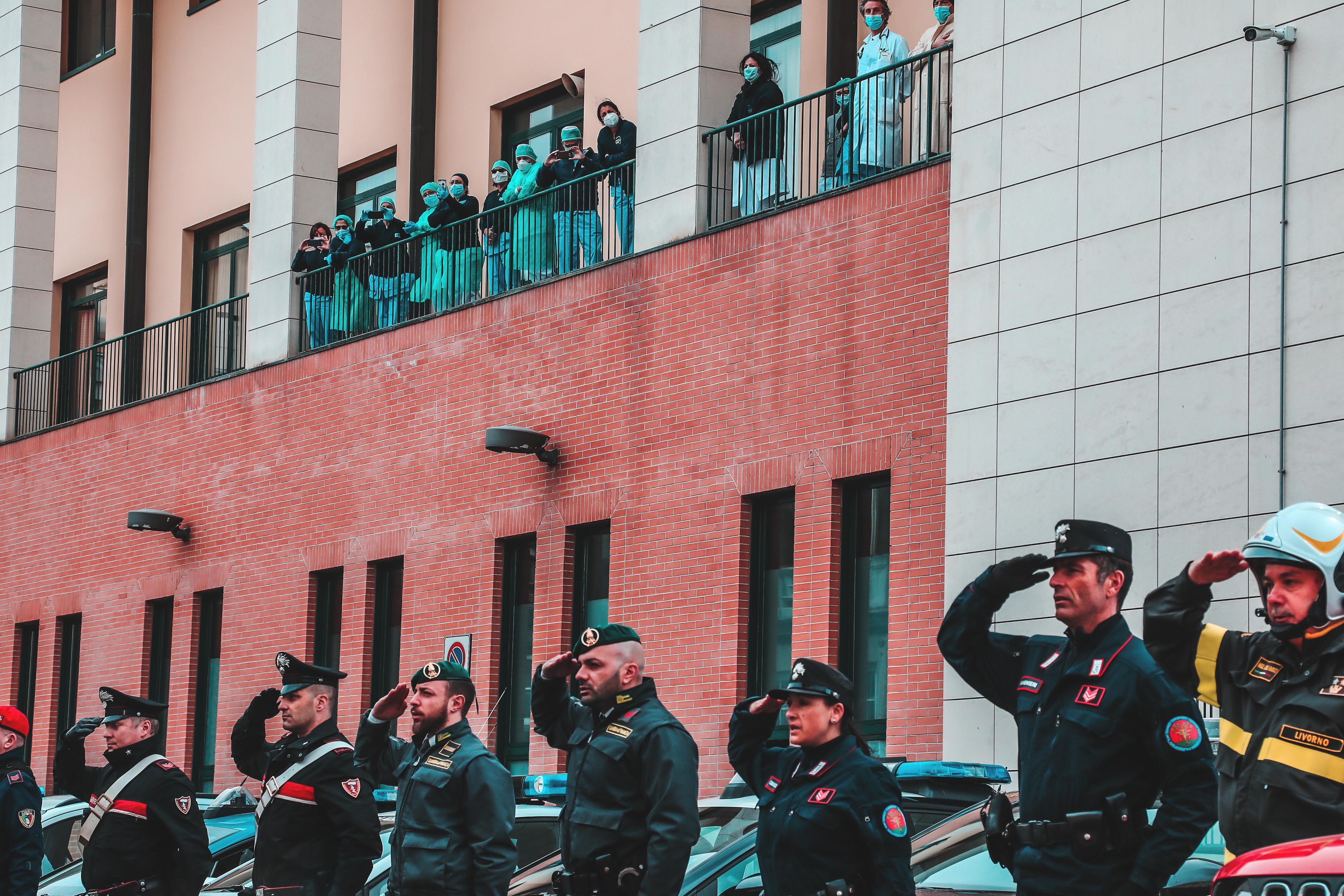 L'omaggio delle forze dell'ordine in ospedale (foto Dario Marzi)