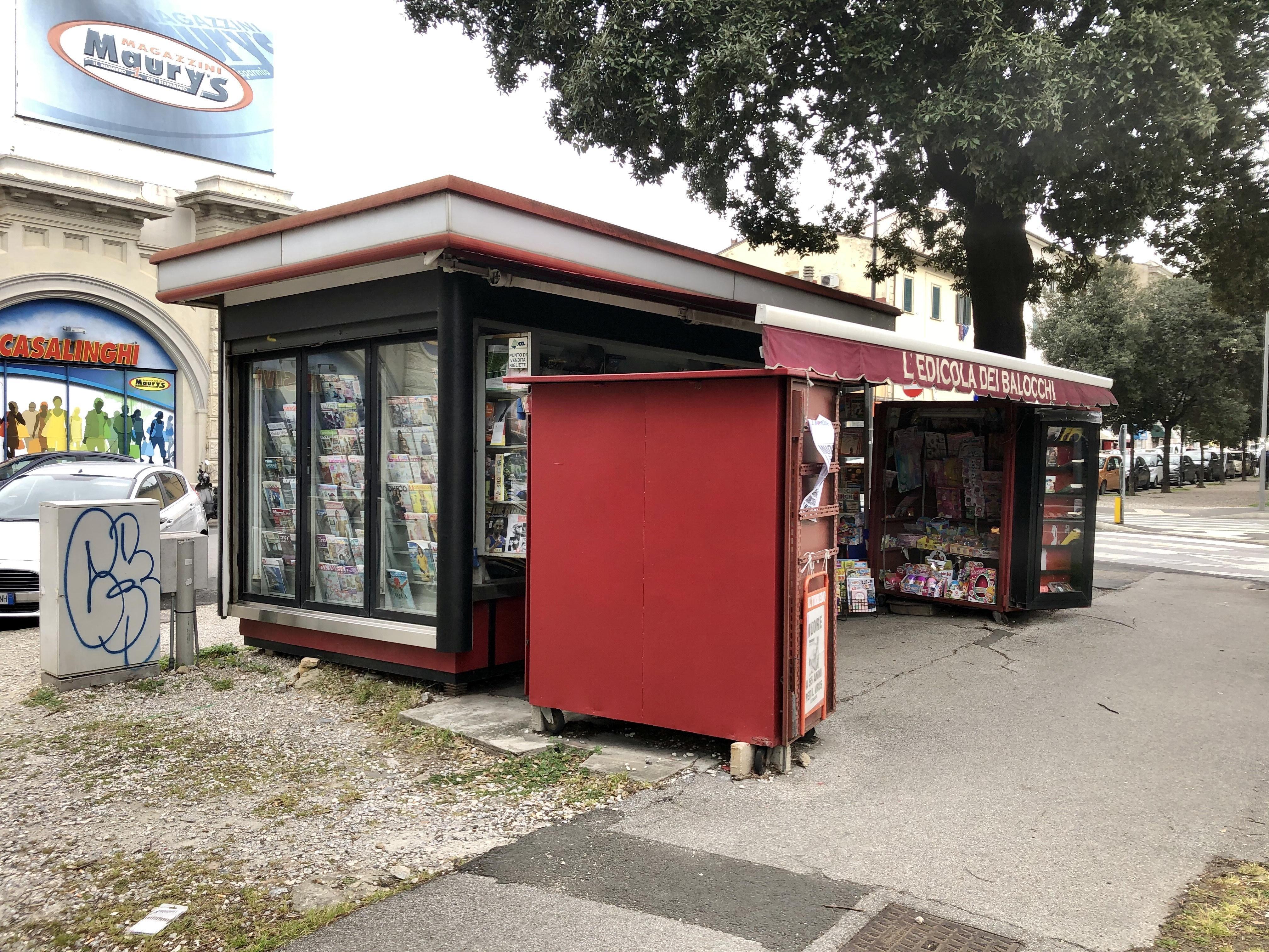 L'edicola di Mirko Brondi (foto Dario Marzi)