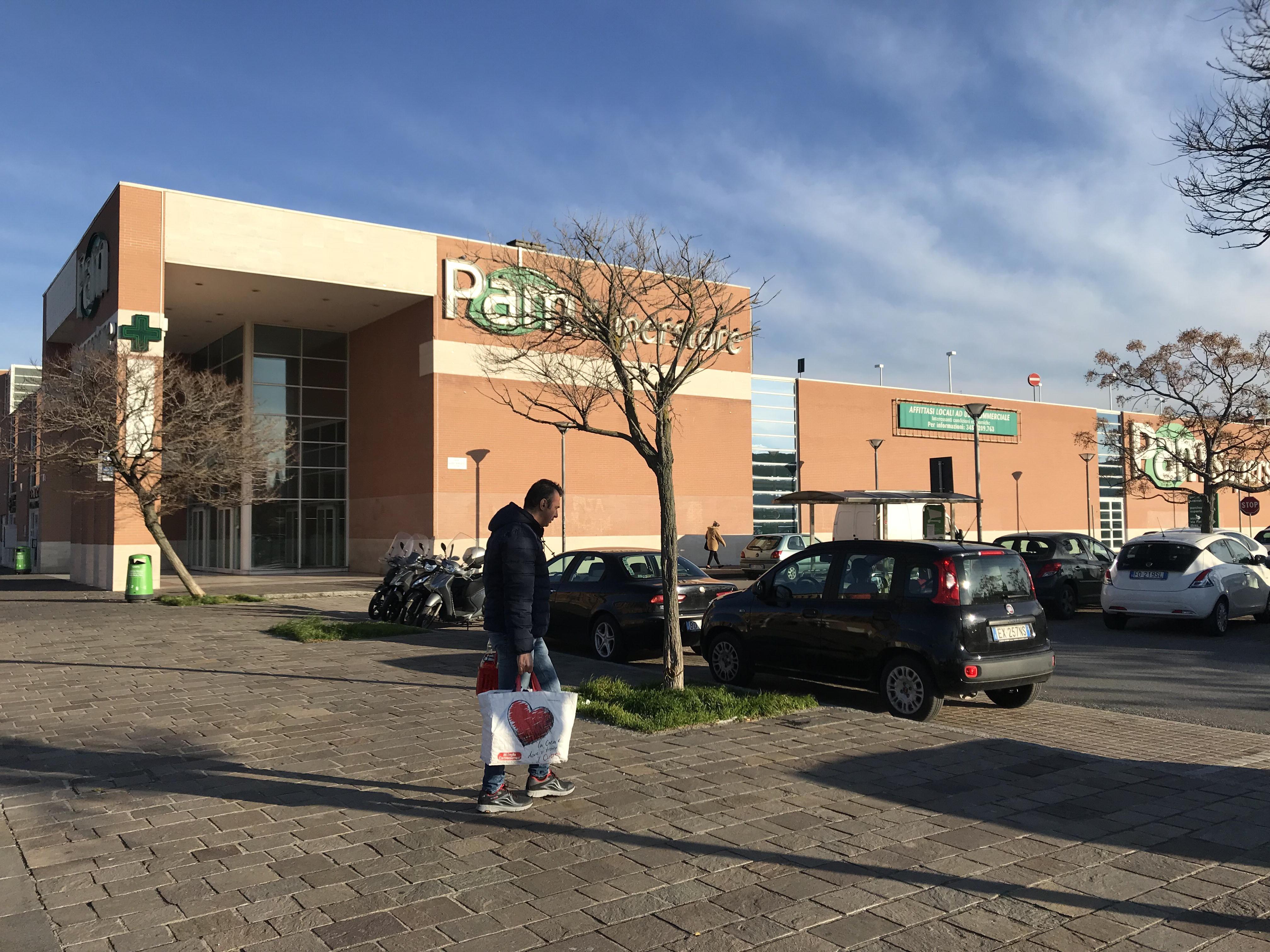 La Pam di Corea, in piazza Saragat (foto Dario Marzi)