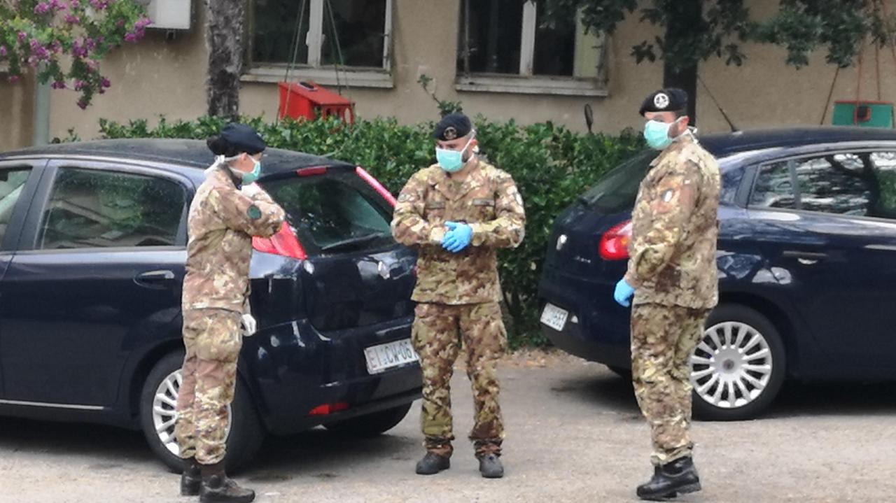 I medici dell'Esercito davanti a Casa Serena a Sassari