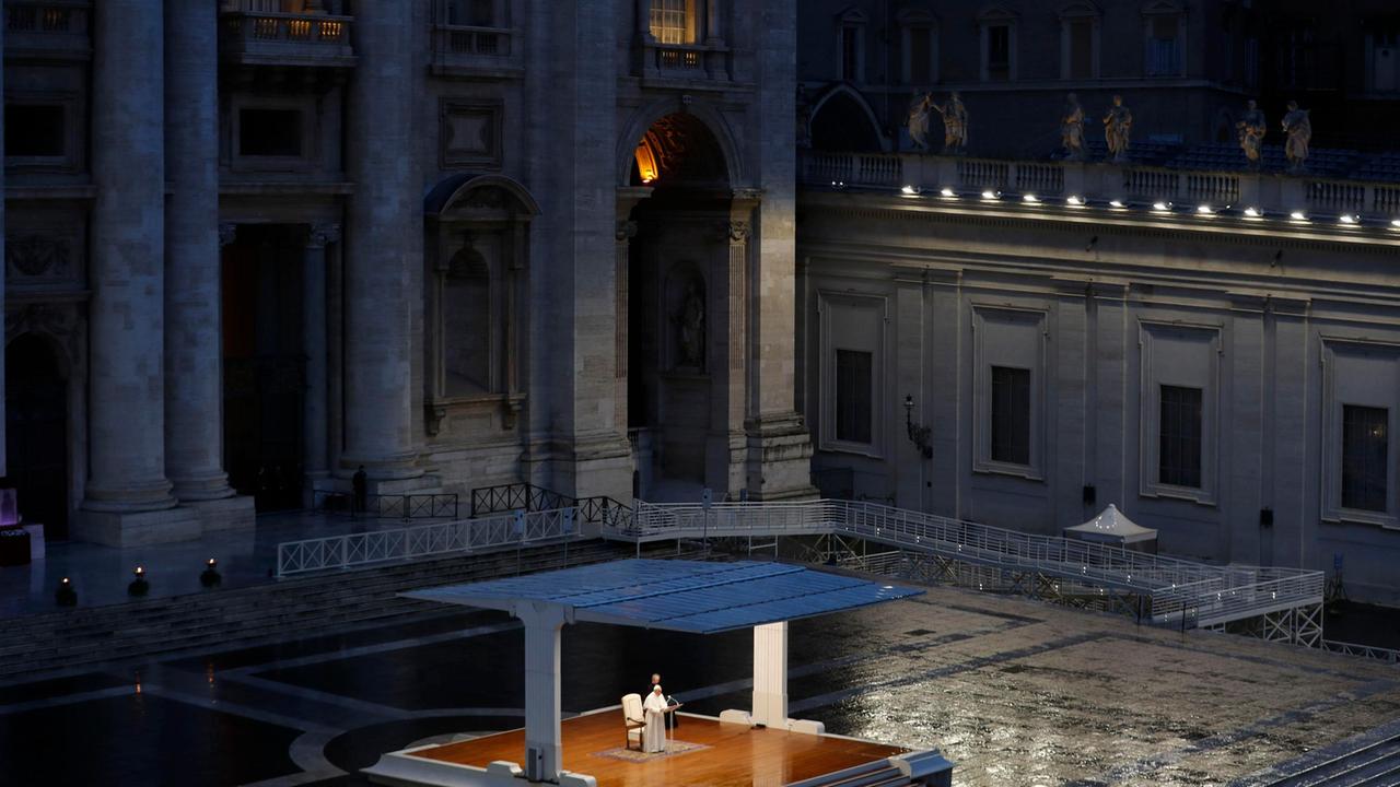 Il Papa in una piazza San Pietro vuota