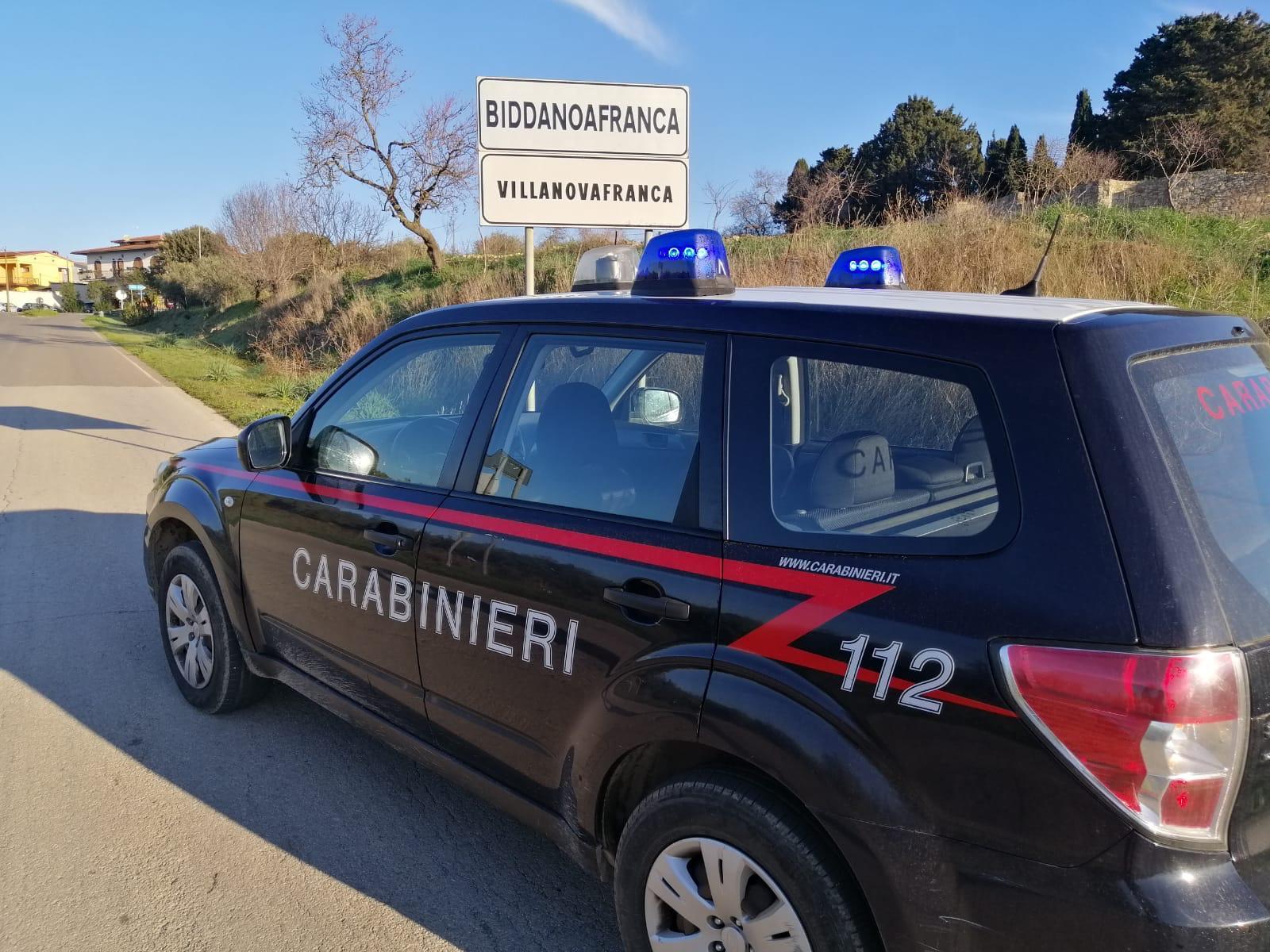 Villanovafranca, cerca di strozzare la madre in strada dopo averla pestata: arrestato un 35enne