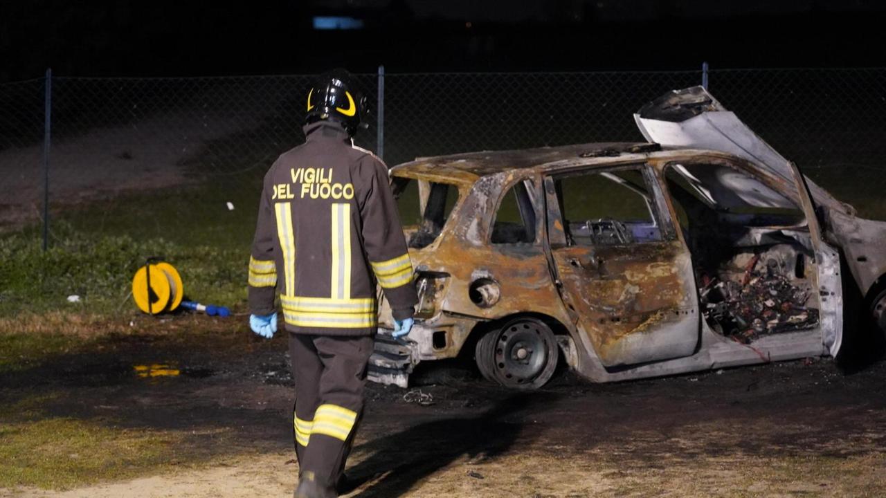 I vigili del fuoco e l'auto distrutta dalle fiamme (foto Silvi)