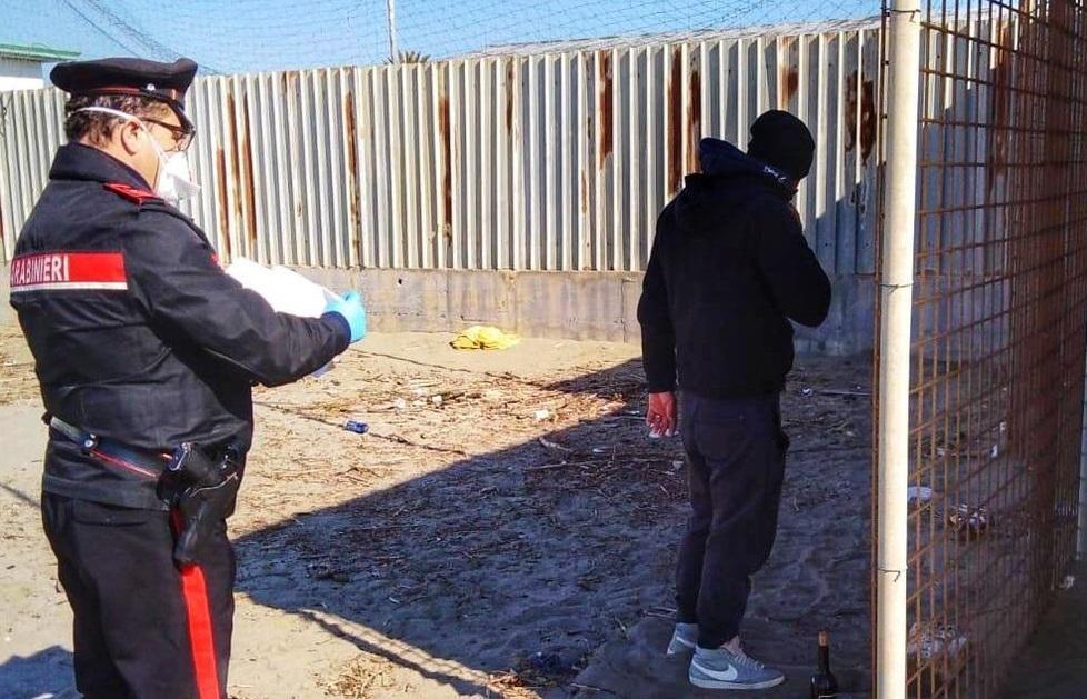 In spiaggia a bere vino, in barba a tutti di divieti 