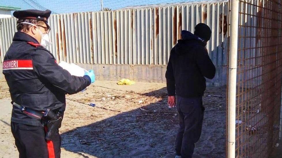 In spiaggia a bere vino, in barba a tutti di divieti
