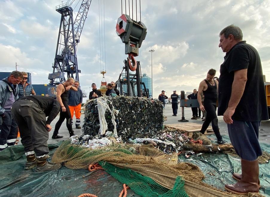 Ecoballe in mare tempi incerti Servono 3 milioni per il recupero 