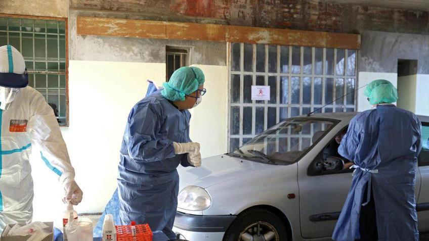 Il tampone ora si fa in auto ma il nuovo test non è per tutti