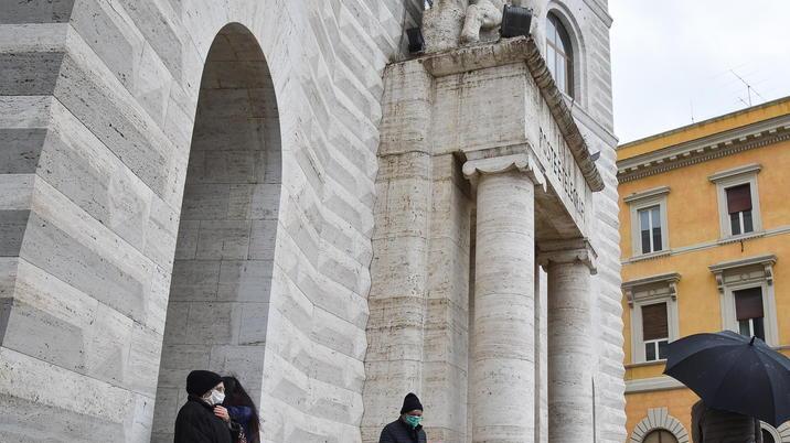 Pioggia e neve evitano le file