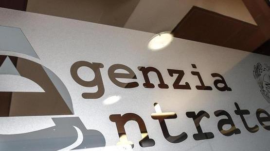 Sgravi fiscali in cambio di soldi: condannato
