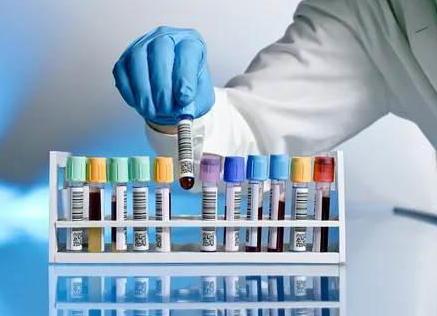 In fila per fare l’esame che va a caccia del virus 