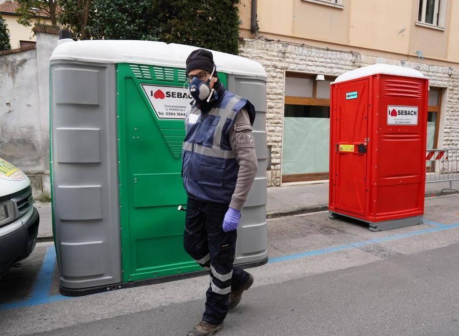 Le file ci sono, il caos no ma è polemica sugli uffici chiusi in tante zone 