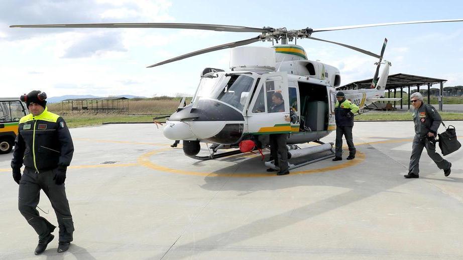 In volo coi piloti della Finanza a caccia di assembramenti “illegali”