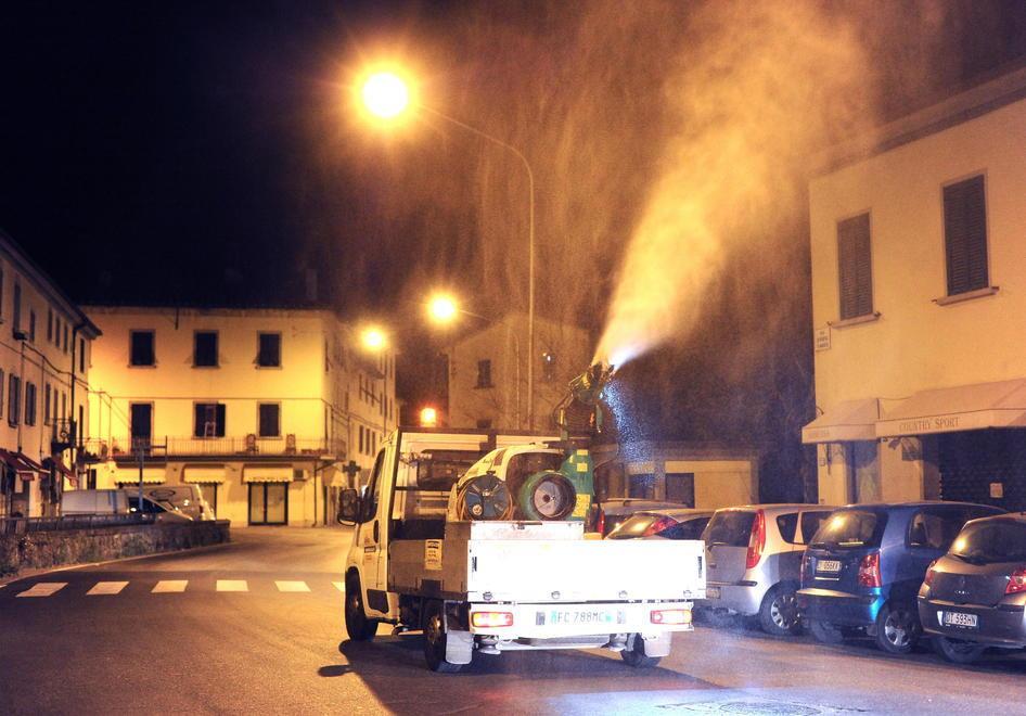Al lavoro nella notte per disinfestare la città Il regalo a Pistoia dell’azienda pratese