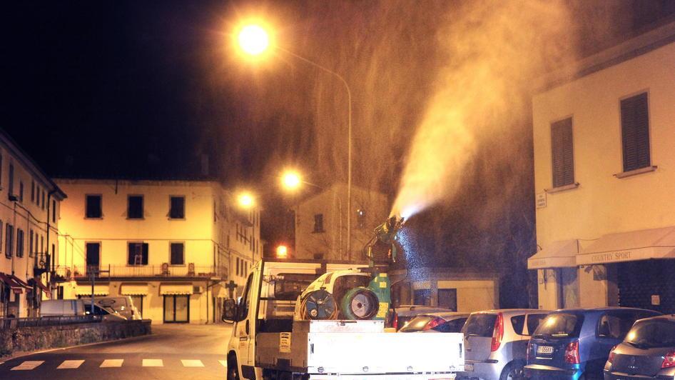 Al lavoro nella notte per disinfestare la città Il regalo a Pistoia dell’azienda pratese