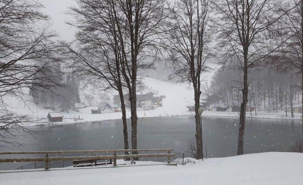 Crinale innevato a primavera dopo un inverno di vana attesa 