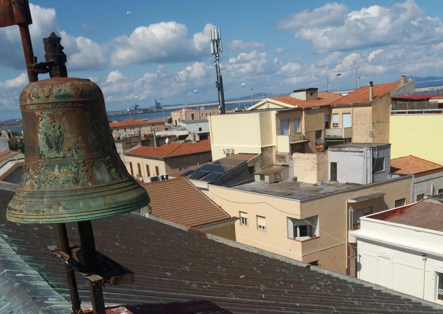 I vigili del fuoco sul tetto della chiesa 