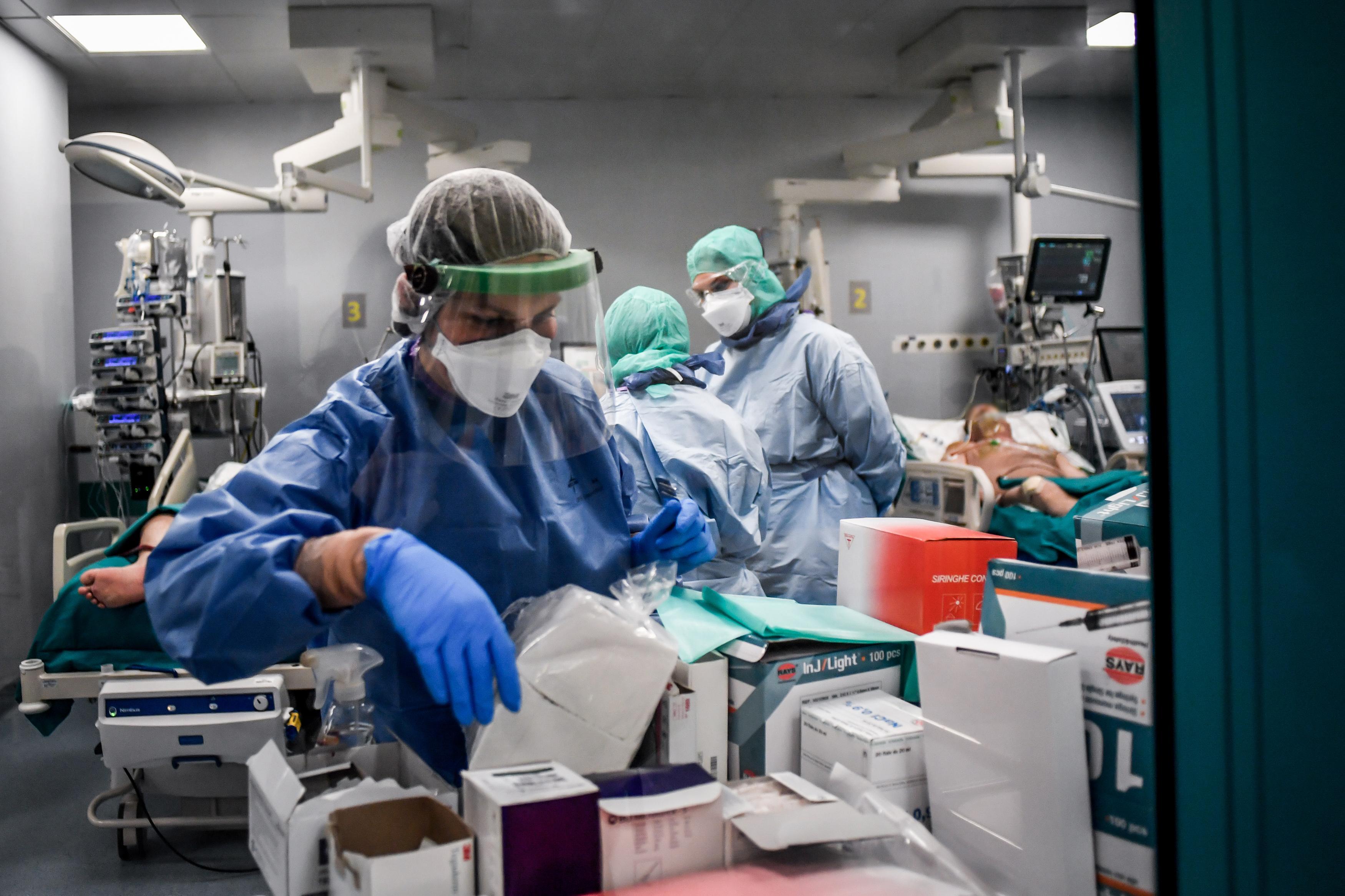 Prezzi raddoppiati, aste strane e bugie: così i broker sciacalli strozzano la sanità toscana 