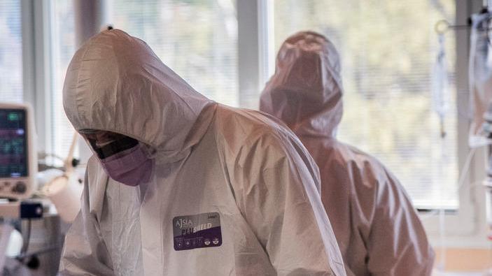 La madre di un'operatrice: «Mancano guanti e camici»
