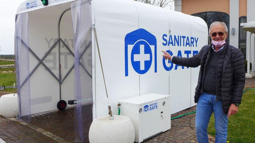 Giulio Barbieri mostra il suo tunnel per sanificazioni