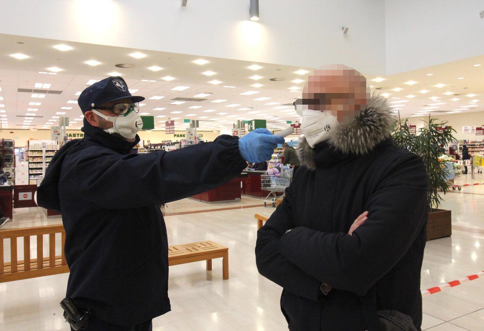 La misurazione della febbre al megastore Esselunga di Pratilia