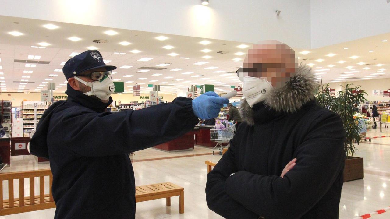 La misurazione della febbre al megastore Esselunga di Pratilia