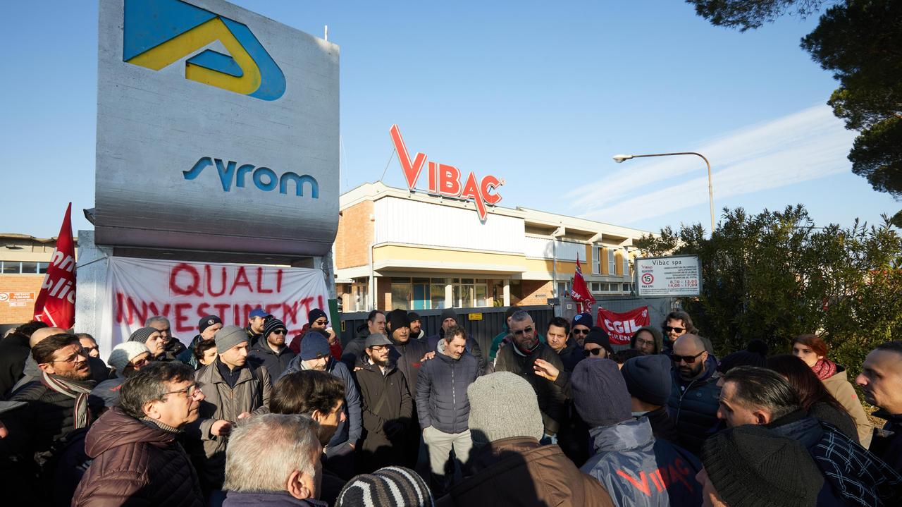 In questa foto d’archivio una manifestazione contro i licenziamenti dei 120 lavoratori della Vibac (foto Carlo Sestini)