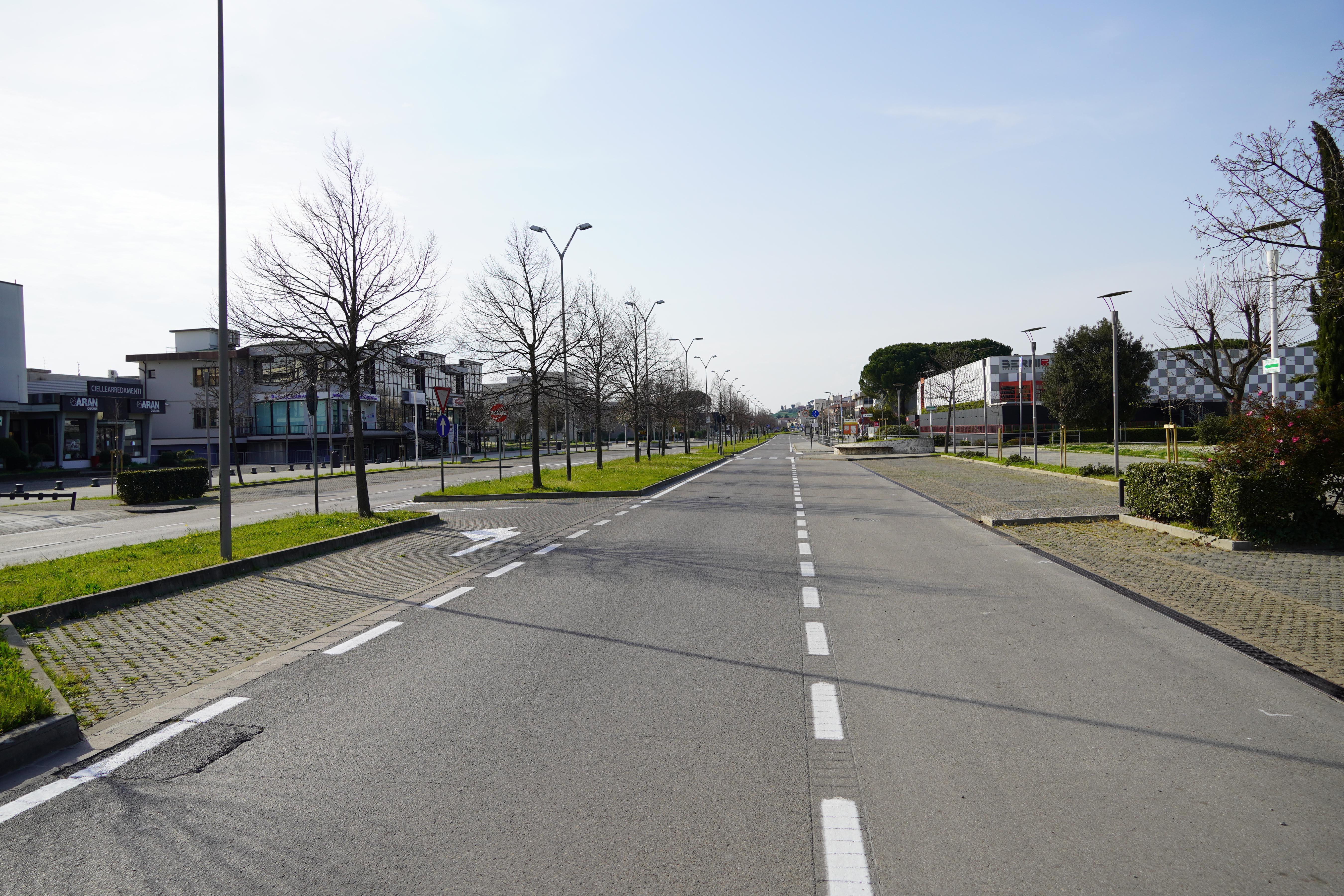 Viale Togliatti deserta a Sovigliana (foto Carlo Sestini)