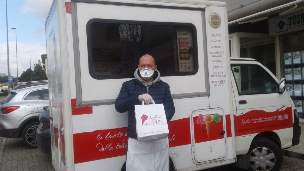 Alessio Fabiani davanti alla gelateria ambulante