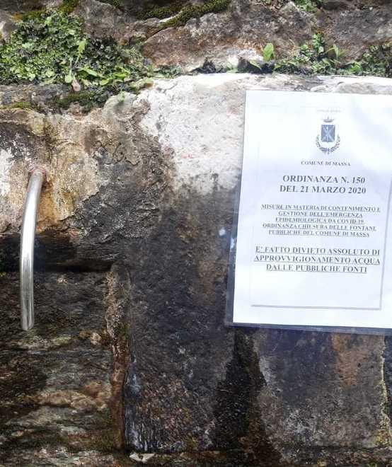 Una fontana chiusa e il testo dell'ordinanza del sindaco