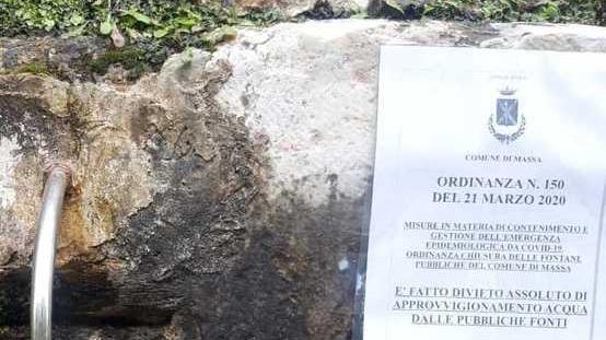 Una fontana chiusa e il testo dell'ordinanza del sindaco