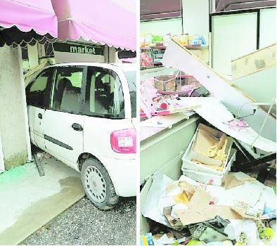 L'auto dentro la vetrina del market e a destra l'interno dell'esercizio commerciale di Montesanto