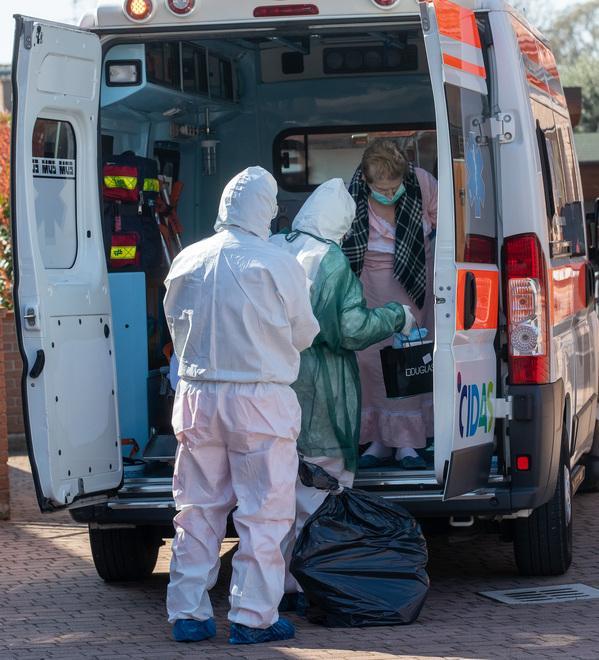 Coronavirus, nel villaggio l’assillo della sirena: nessuno si salva da solo 
