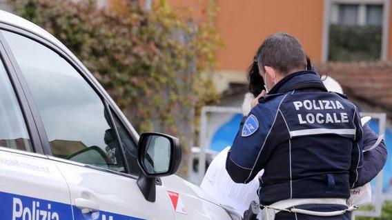 Coronavirus, a Reggio Emilia troppa la gente in giro e con scuse assurde: «Mi gusto il panorama...»
