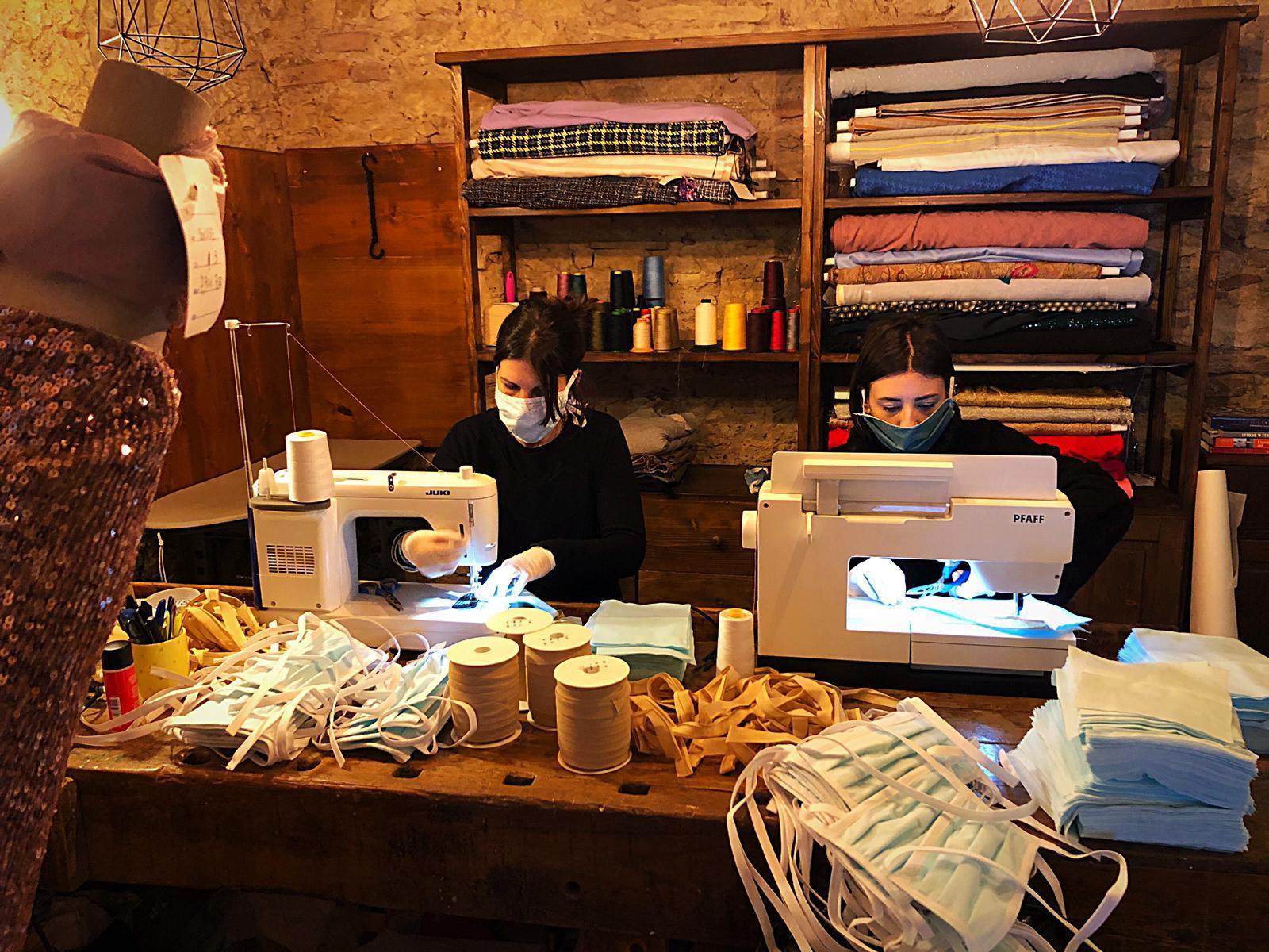 Federica Delogu e Valentina Ulivieri mentre producono le mascherine chirurgiche