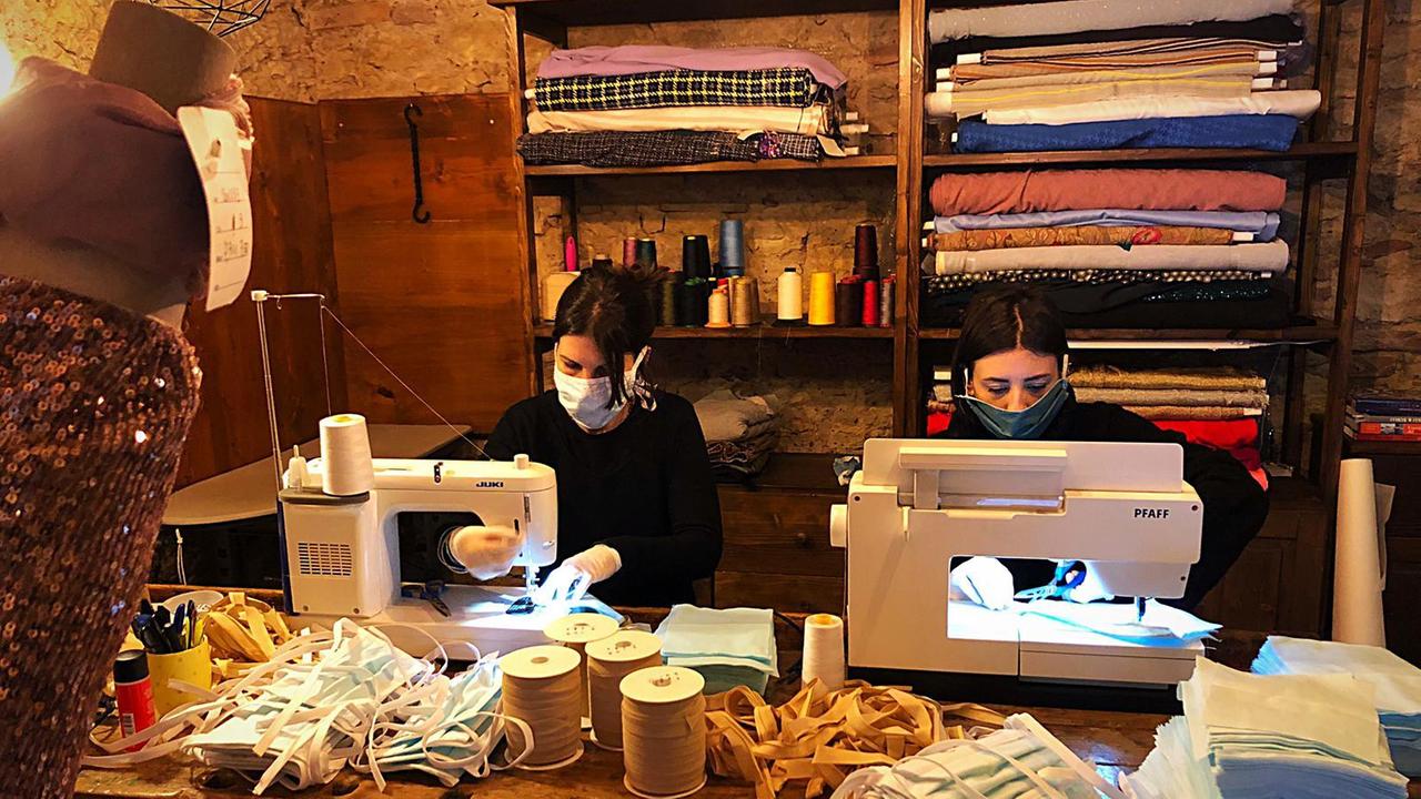 Federica Delogu e Valentina Ulivieri mentre producono le mascherine chirurgiche