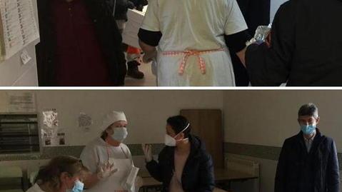 Donato cibo alla mensa della Caritas