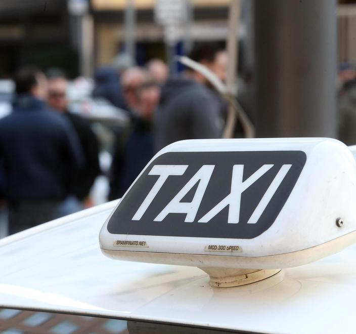 I tassisti consegnano a domicilio e corse a prezzi scontati del 10% 