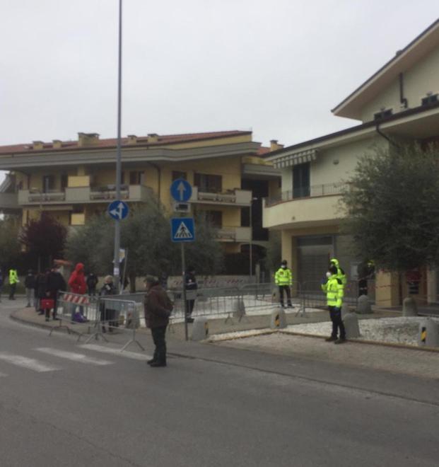 Protezione civile ordina le file vicino alle Poste 
