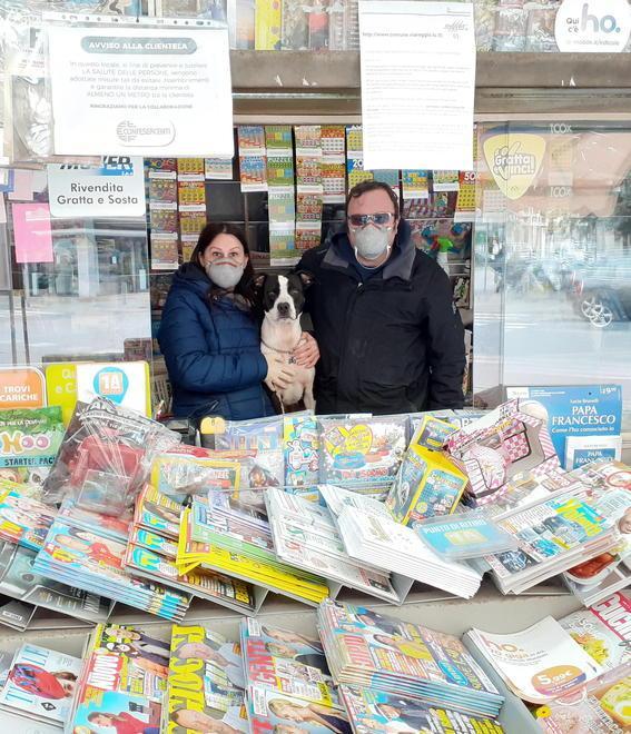 Monica, Giampaolo e il loro cane Miki vi portano i giornali 