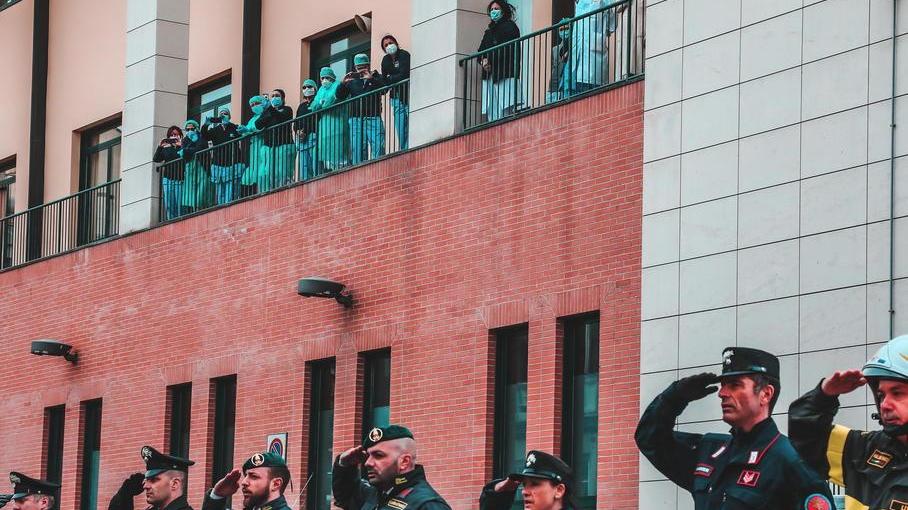 Tutti sull’attenti per medici e infermieri «Grazie per quello che state facendo»