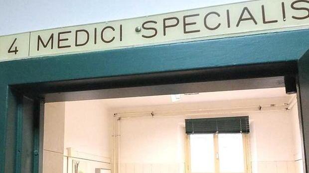 Contagiati un medico e due poliziotti: uno è in ospedale